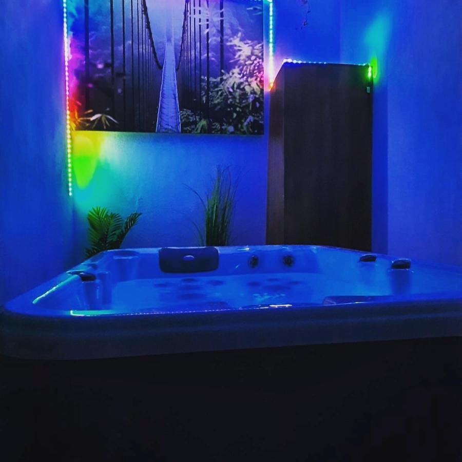 Maison Avec Jacuzzi Saint-Mitre-les-Remparts Exterior photo